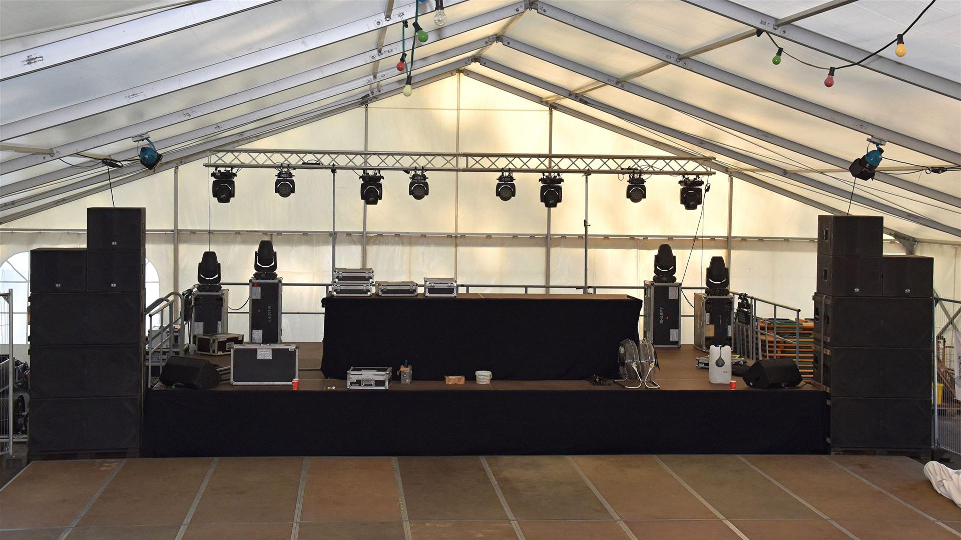 Bühne im Festzelt
