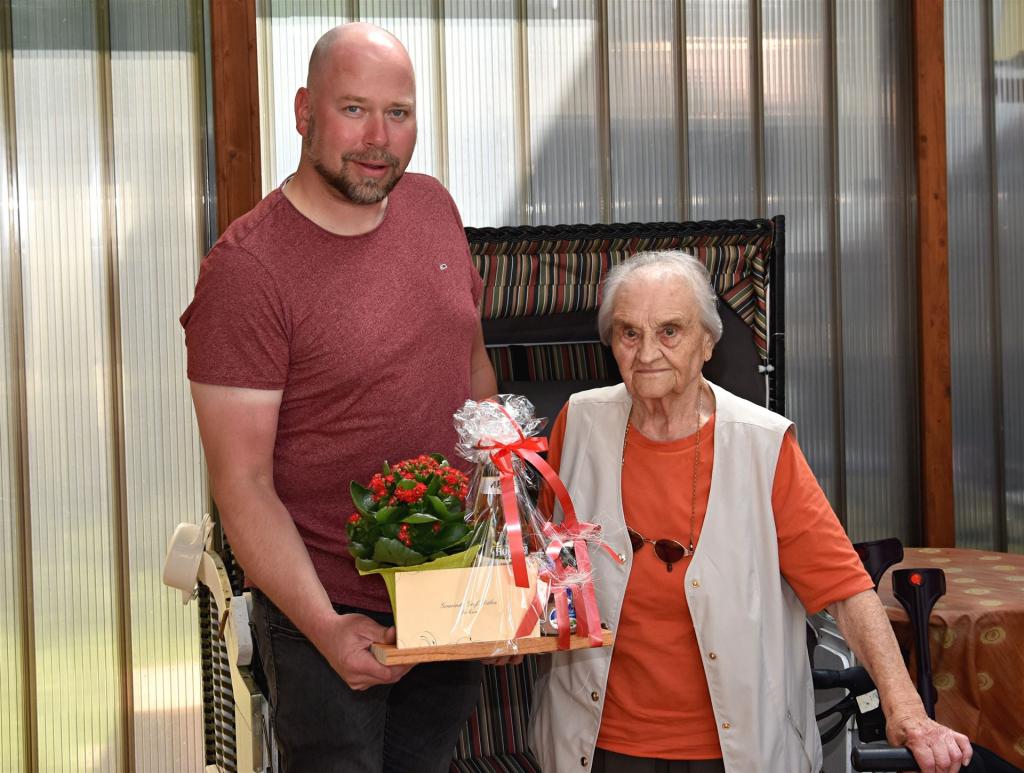 Bürgermeister Sebqastian Be4rtko gratuliert