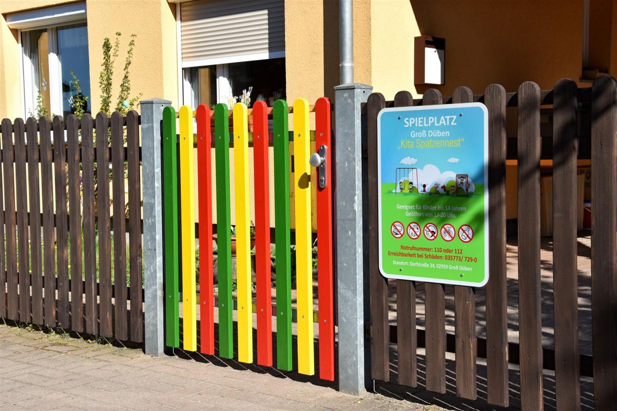 Farbige Ringangstür zur Kita