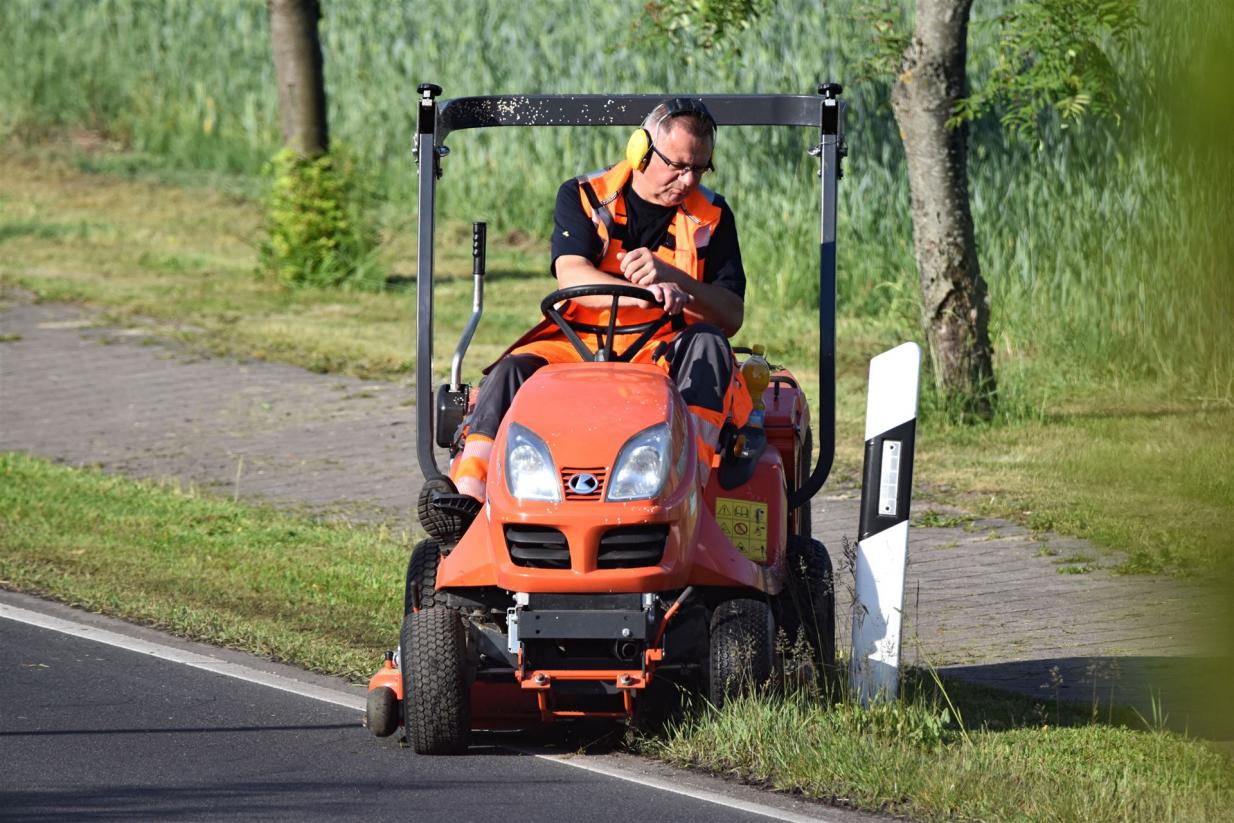 Mäharbeiten 2025 an der Dorfstraße Groß Düben Mäharbeiten 2025 an der Dorfstraße Groß Düben