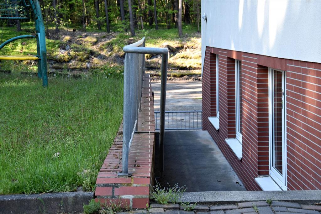 Treppe Eisstadion im  Mai 2025