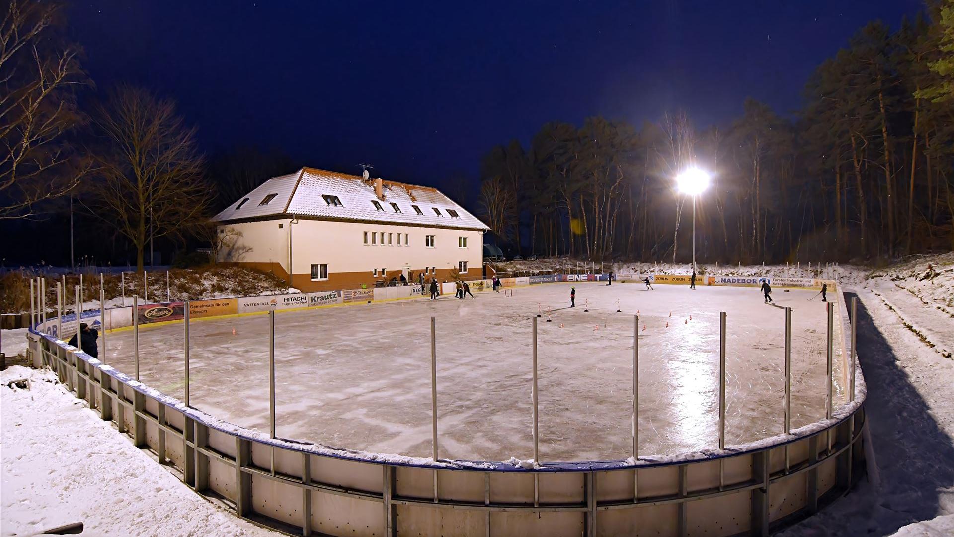 Eisstadion am Abend