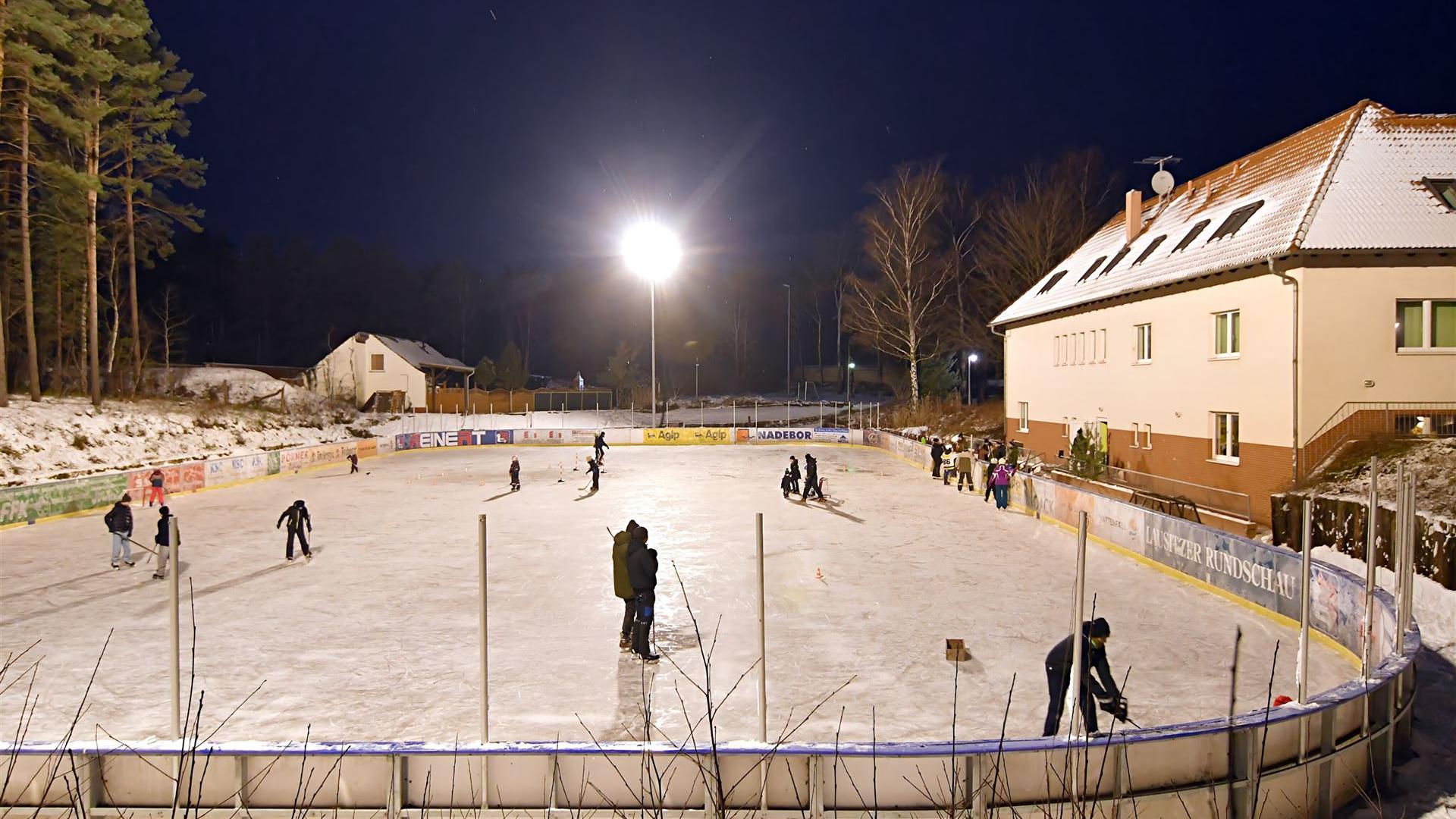 Eisstadion am Abend