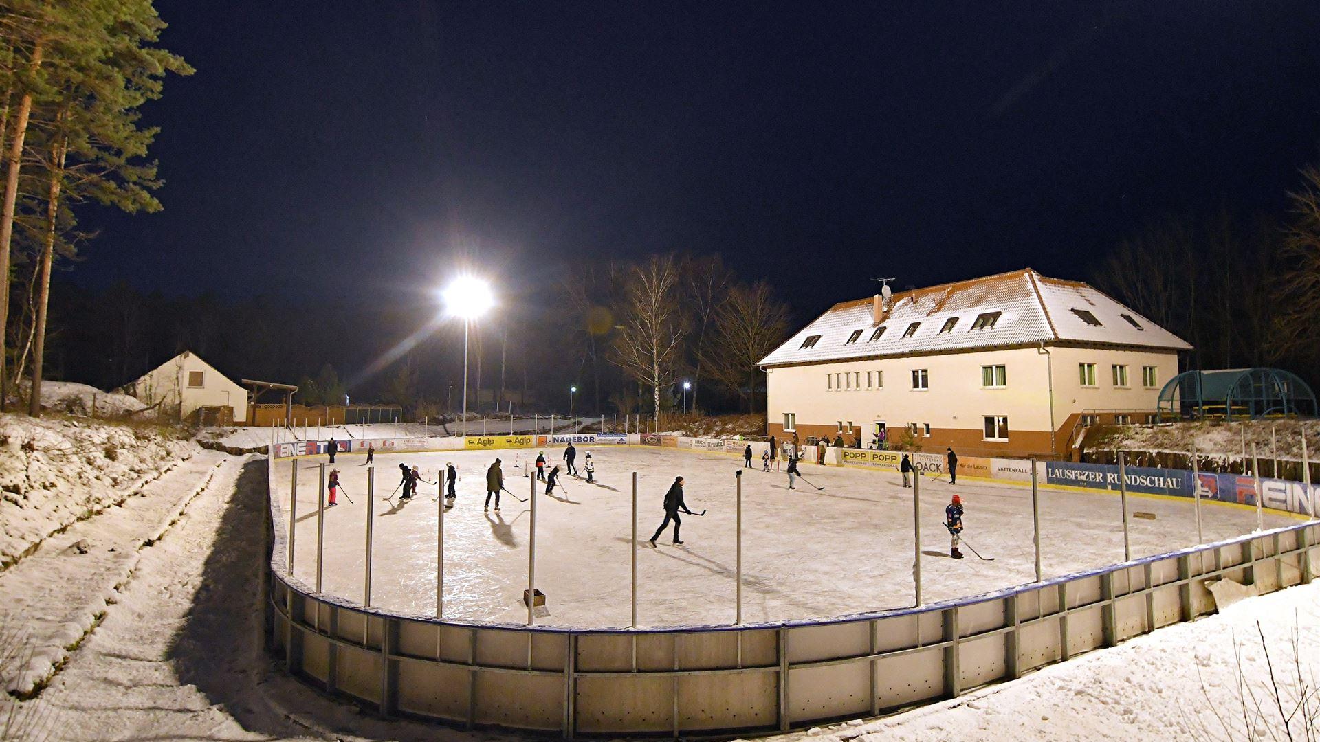 Eisstadion am Abend 