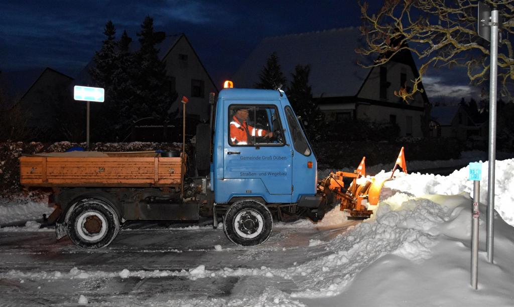 Straßenbau Groß Düben - Gemeindearbeiter im Wintereinsatz