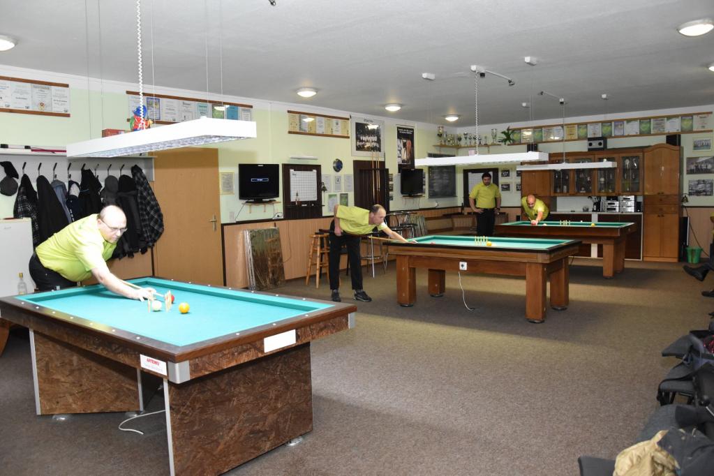 Spieler beim Training Billard