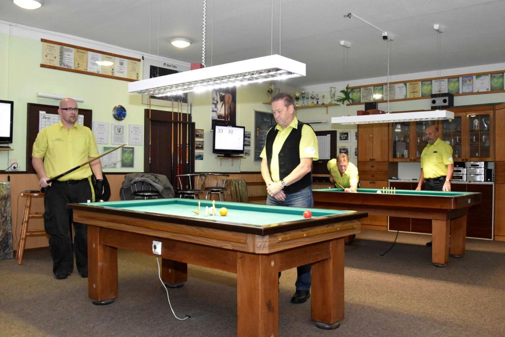 Spieler beim Training Billard