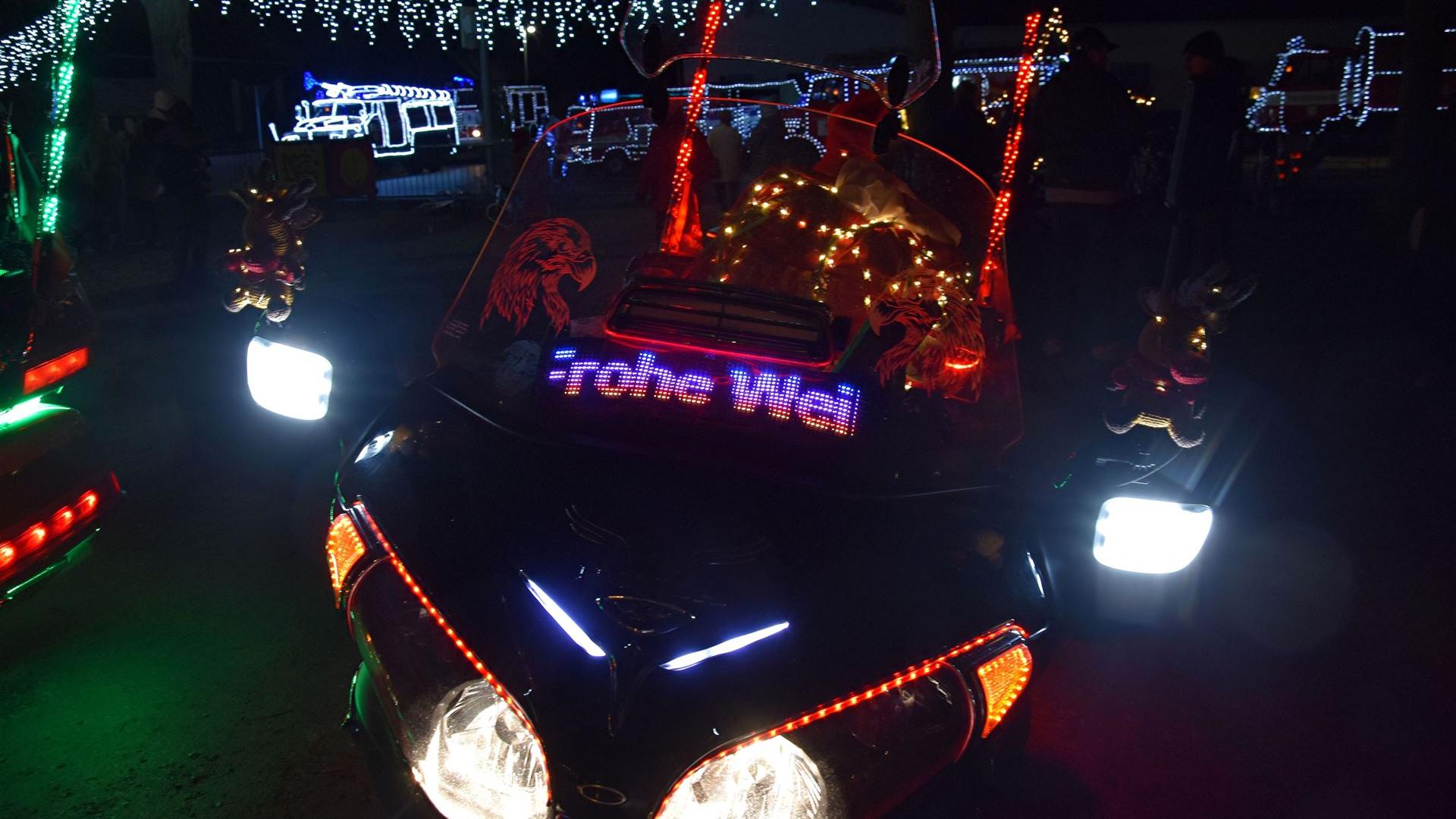 Weihnachtsmarkt mit Weihnachtsfeuerwehr 