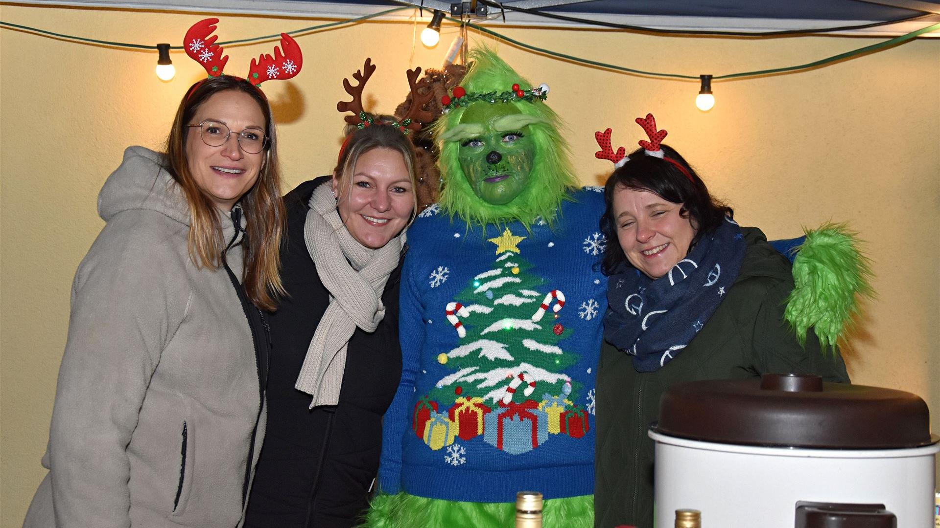 Weihnachtsmarkt mit Weihnachtsfeuerwehr 