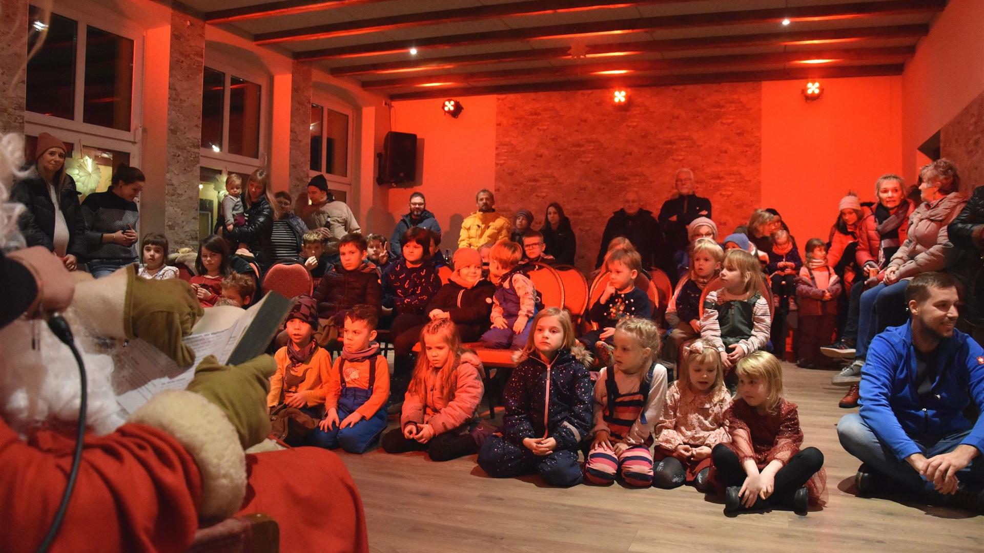 Weihnachtsmarkt mit Weihnachtsfeuerwehr 