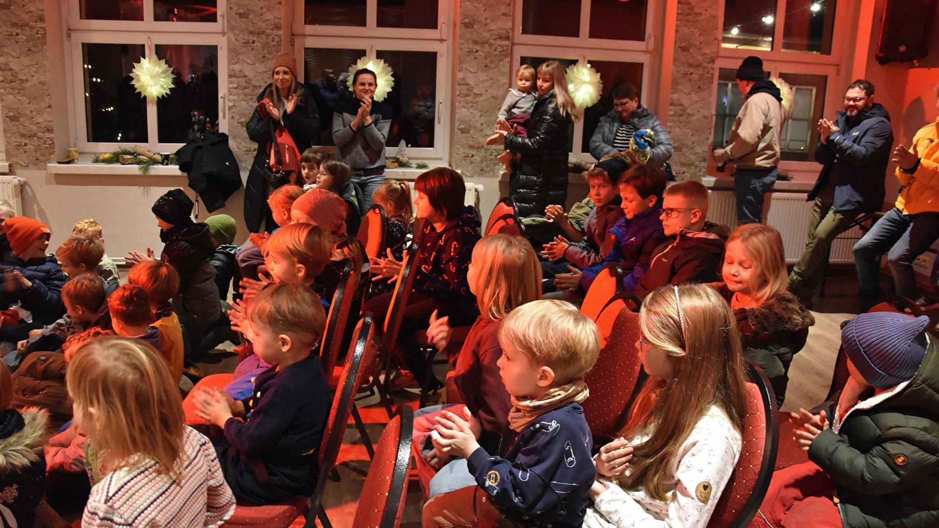 Weihnachtsmarkt mit Weihnachtsfeuerwehr 