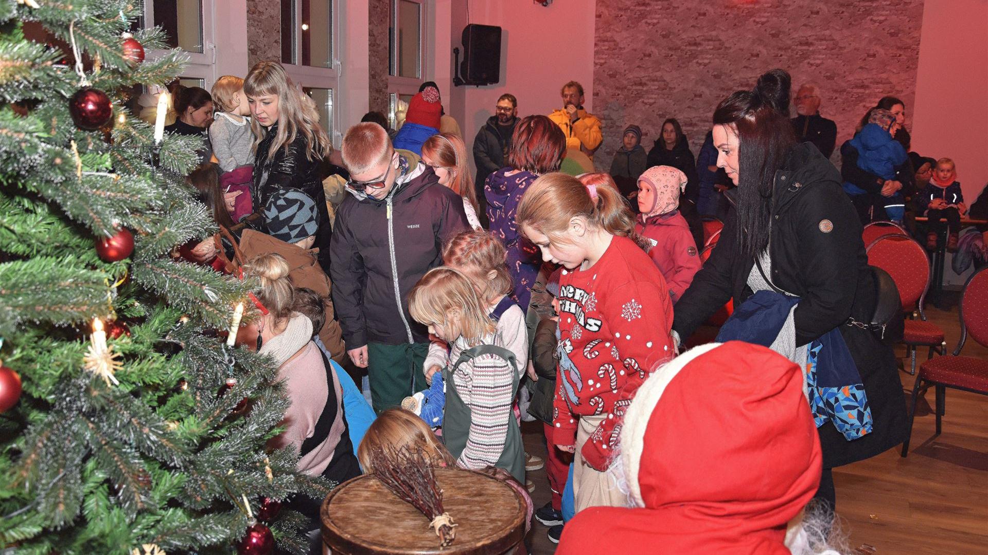 Weihnachtsmarkt mit Weihnachtsfeuerwehr 