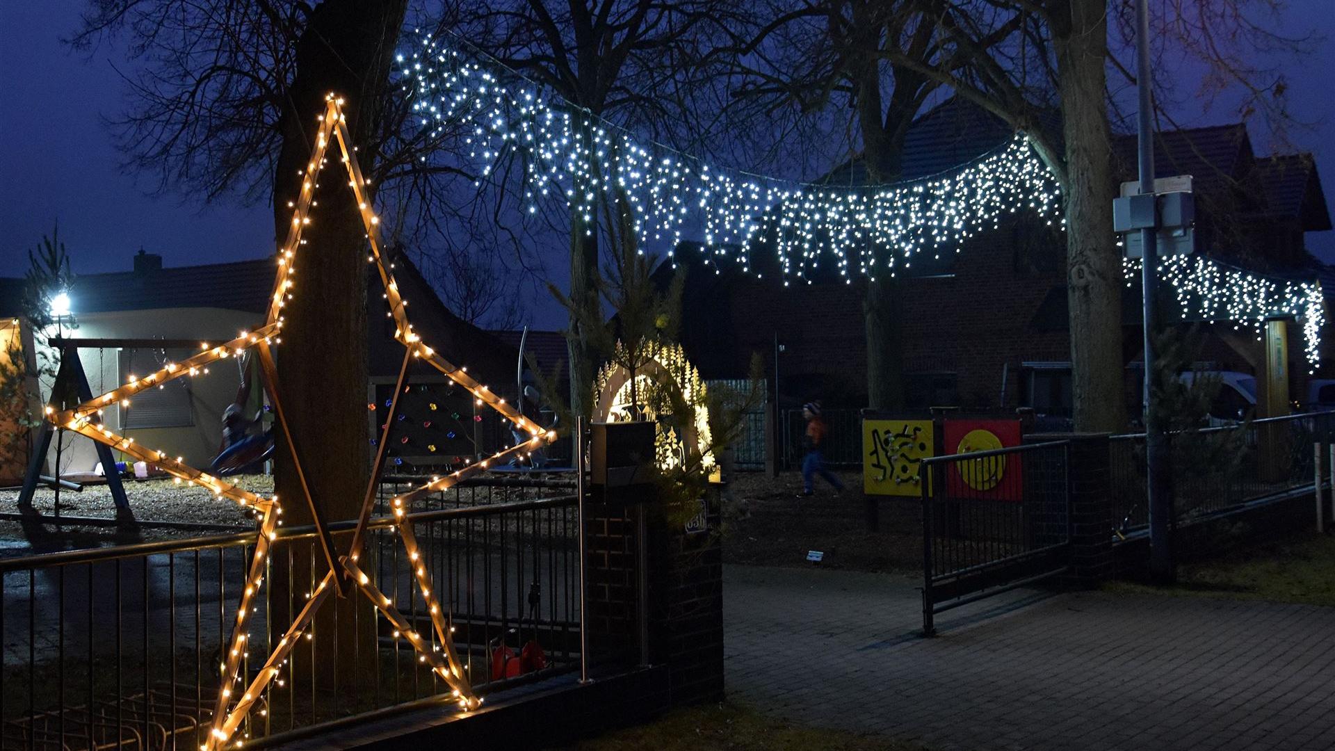 Weihnachtsmarkt mit Weihnachtsfeuerwehr