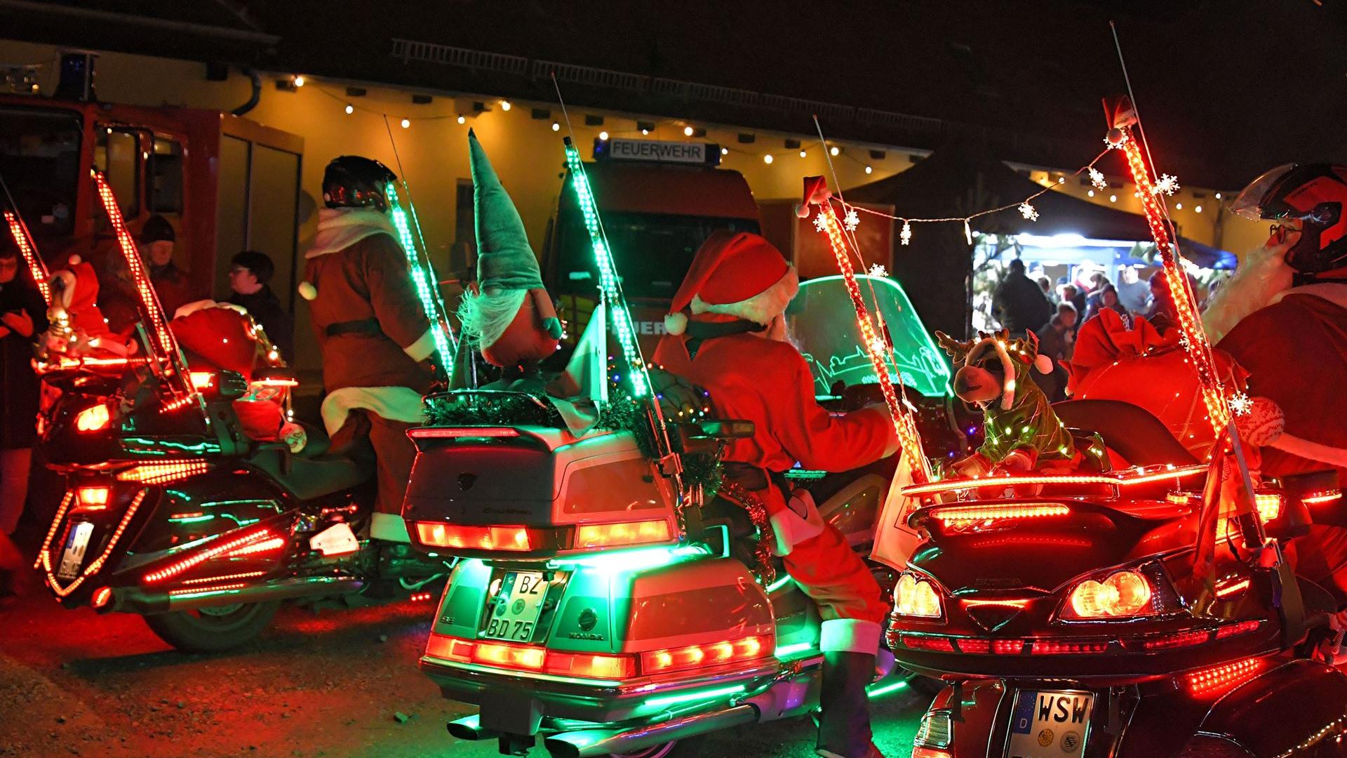 Weihnachtsmarkt mit Weihnachtsfeuerwehr 