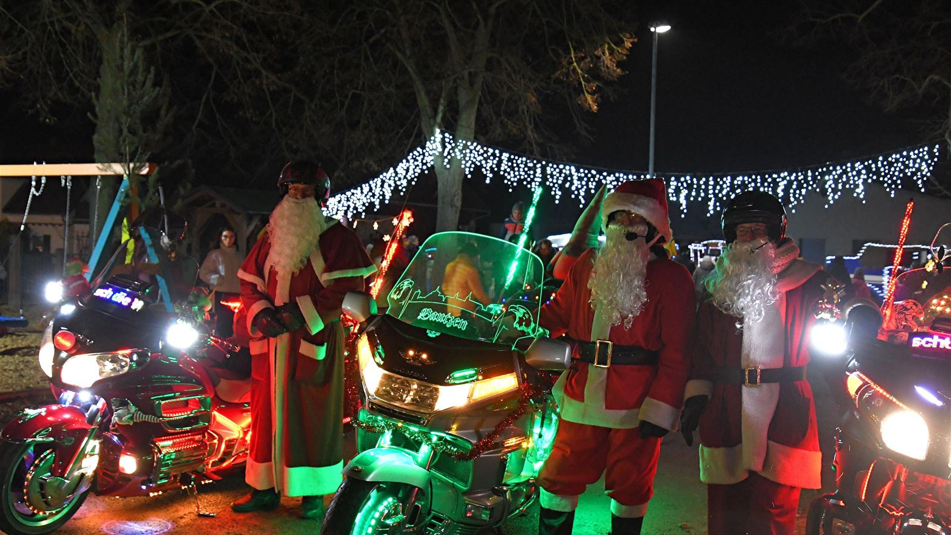 Weihnachtsmarkt mit Weihnachtsfeuerwehr 