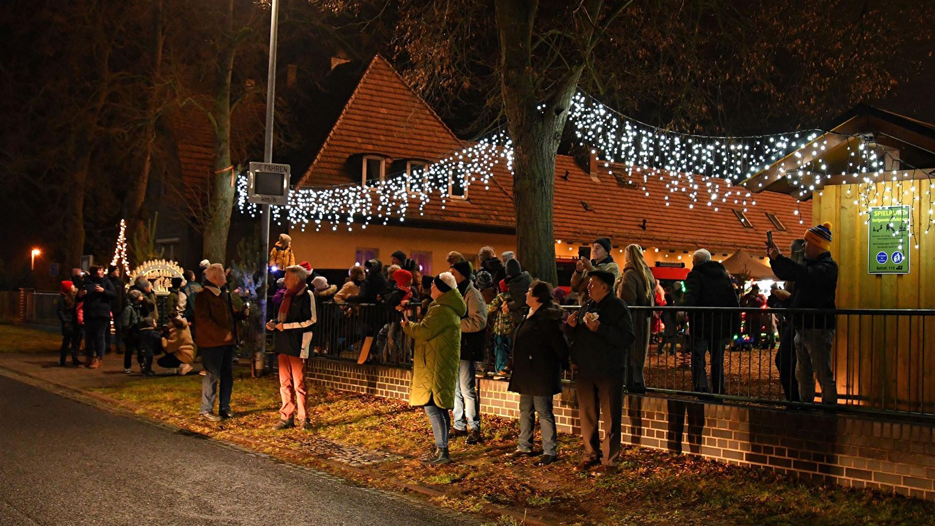 Weihnachtsmarkt mit Weihnachtsfeuerwehr 