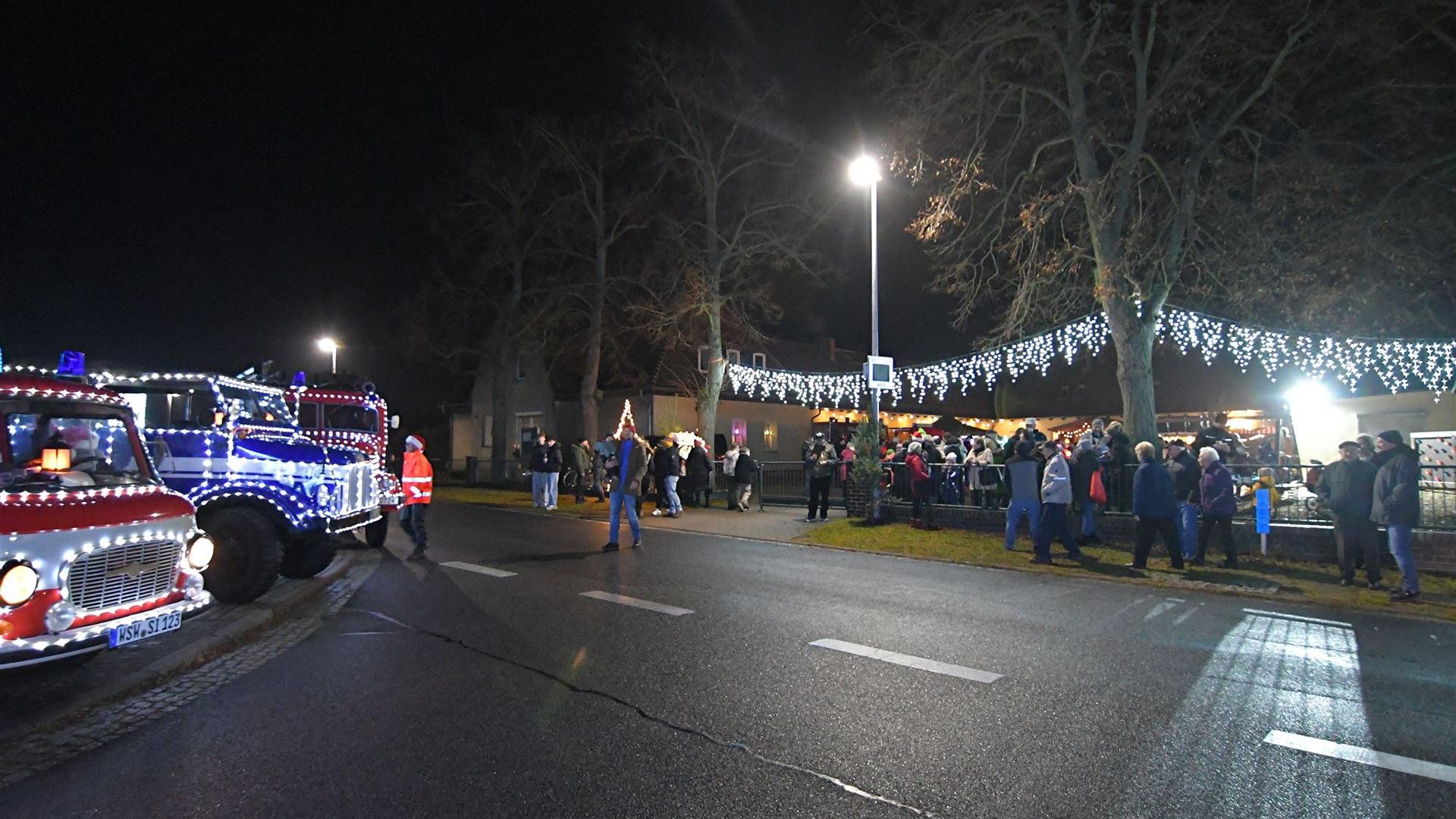 Weihnachtsmarkt mit Weihnachtsfeuerwehr 