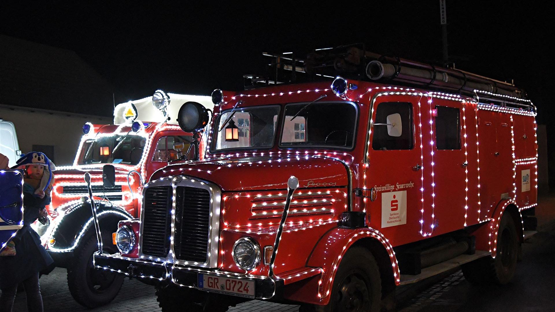 Weihnachtsmarkt mit Weihnachtsfeuerwehr 