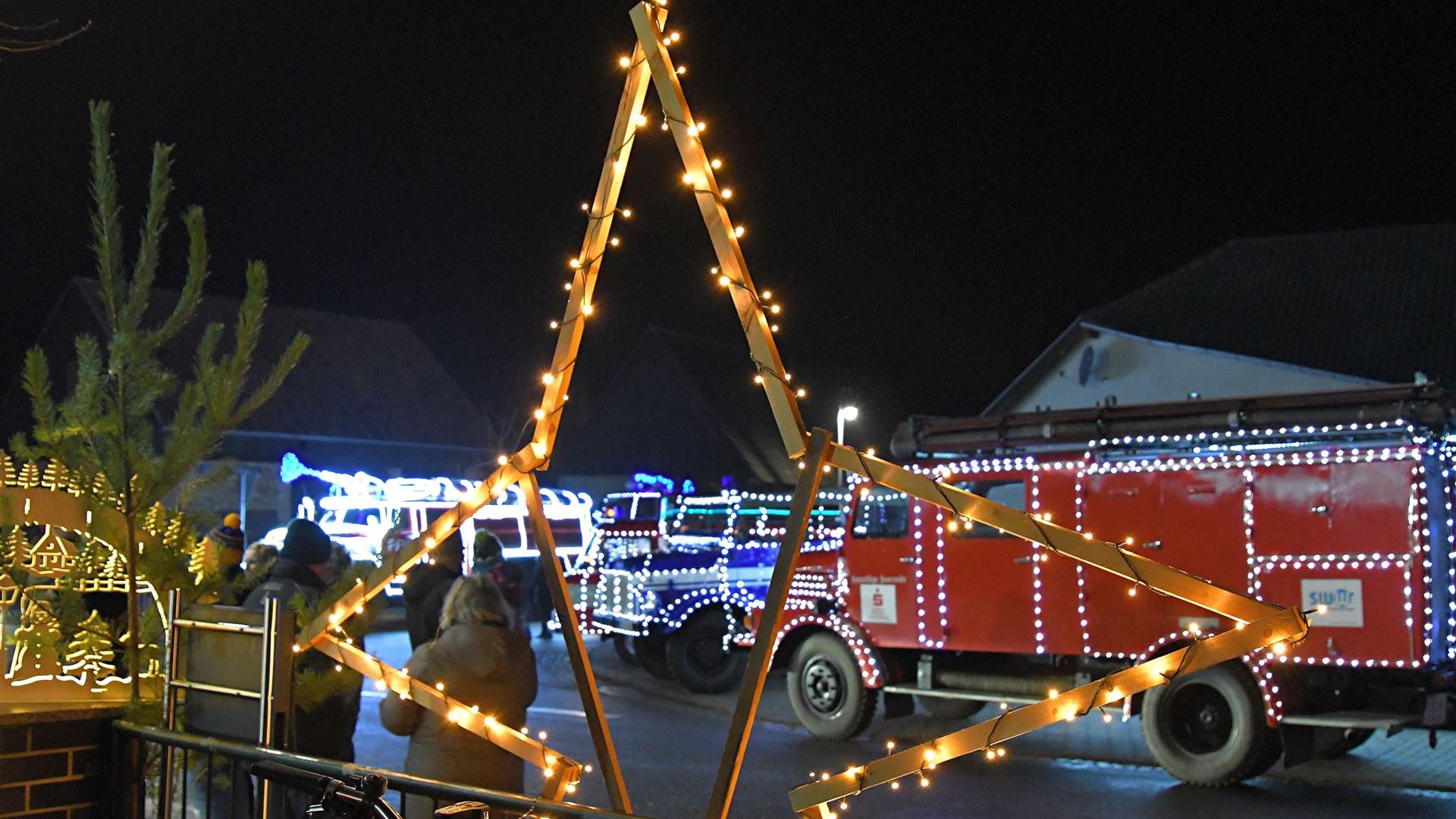 Weihnachtsmarkt mit Weihnachtsfeuerwehr 