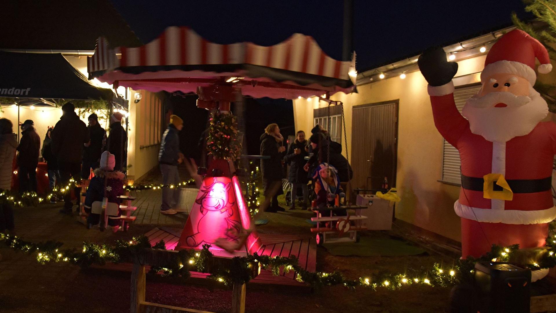 Weihnachtsmarkt mit Weihnachtsfeuerwehr