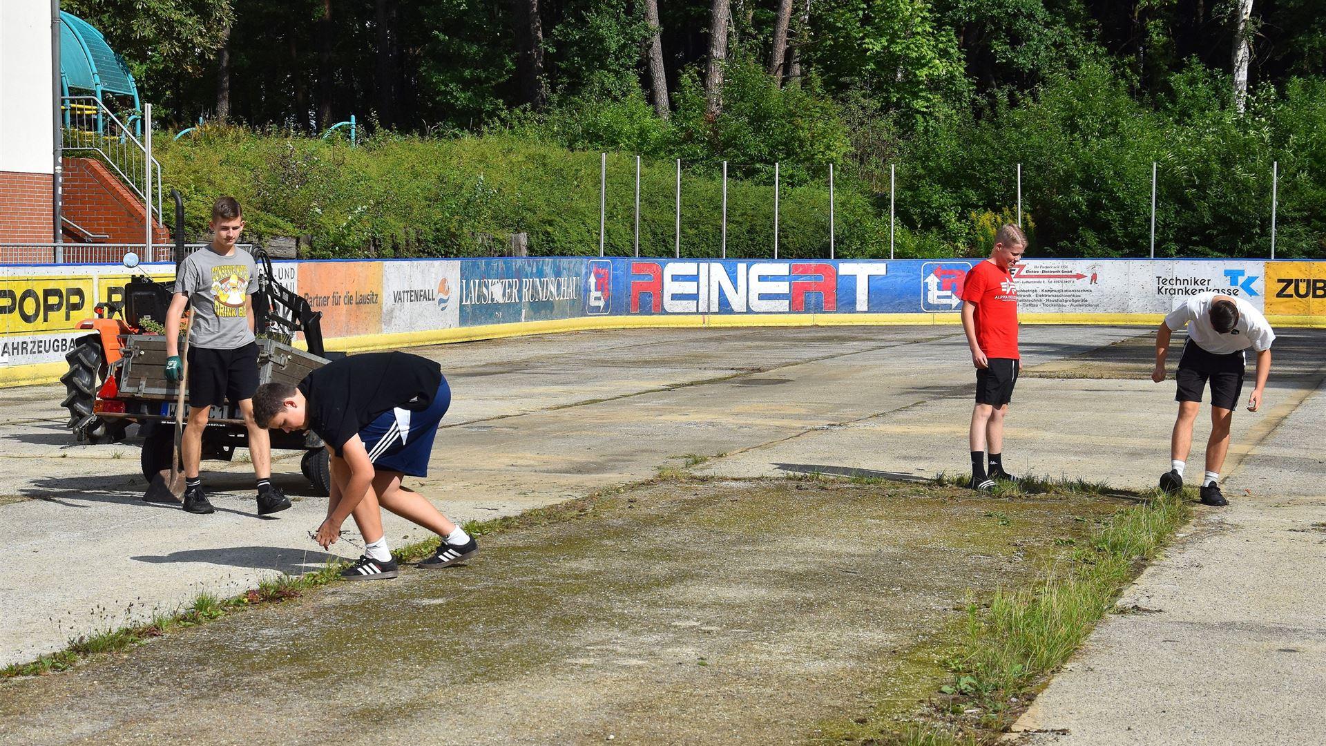 Säuberungsaktion im Eisstadion
