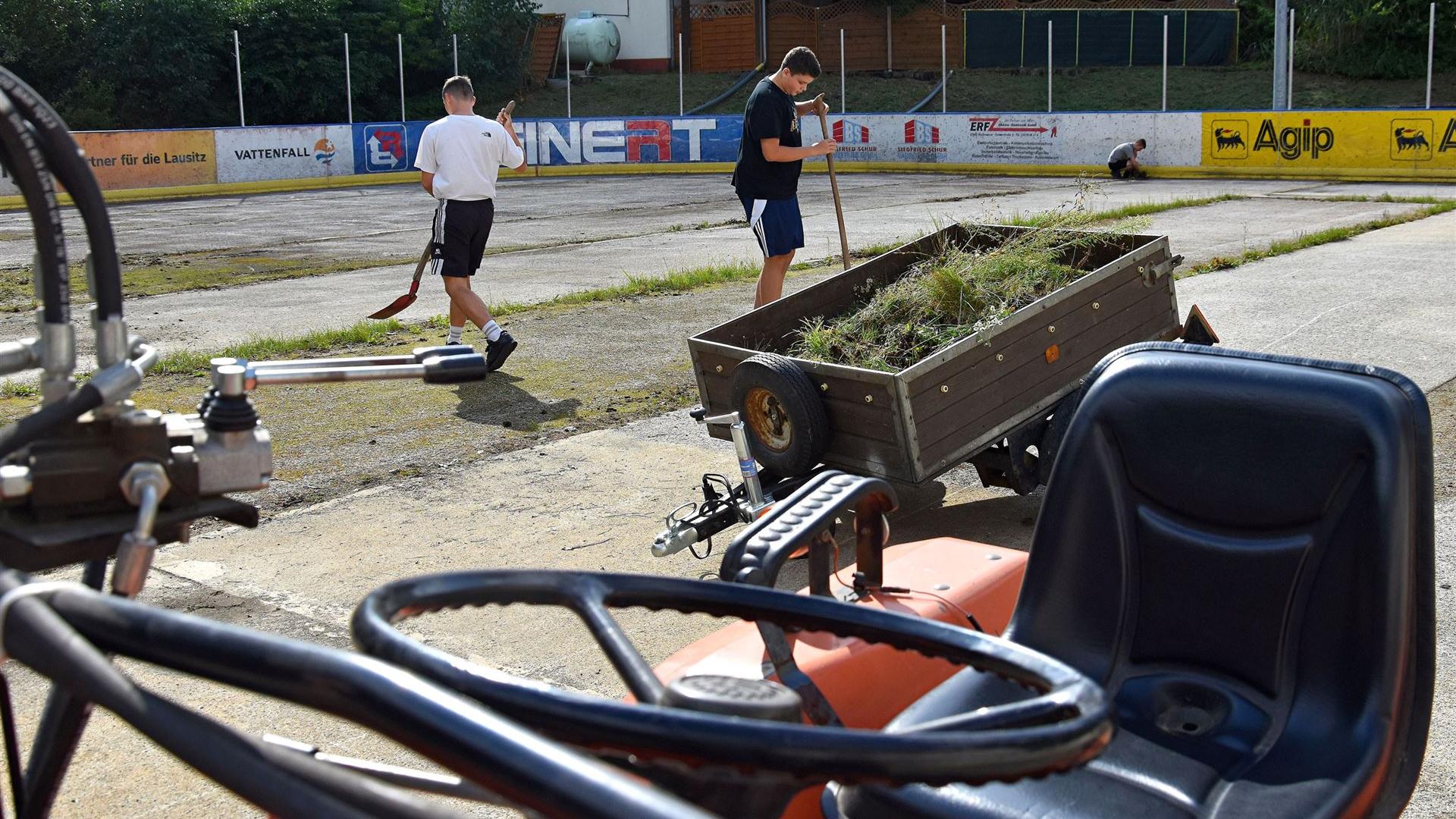 Säuberungsaktion im Eisstadion
