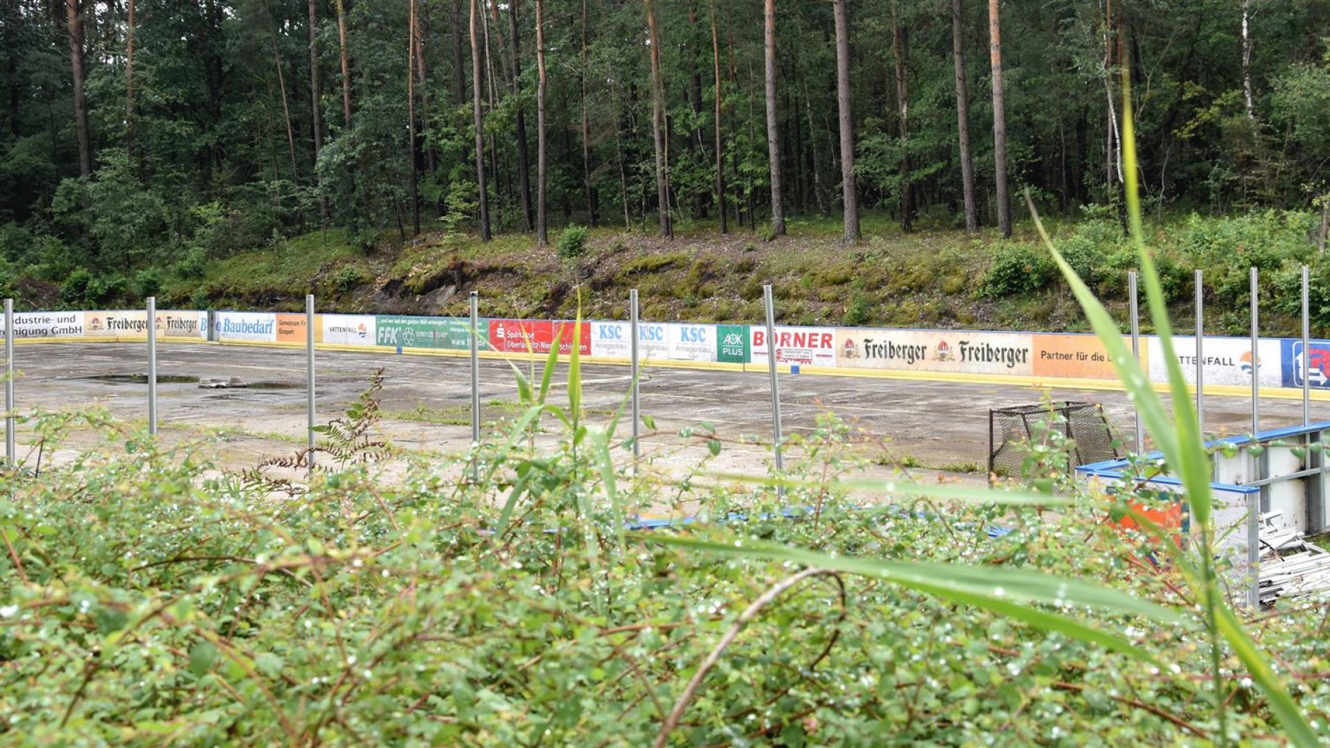 Neue Bande im Eisstadion Groß Düben