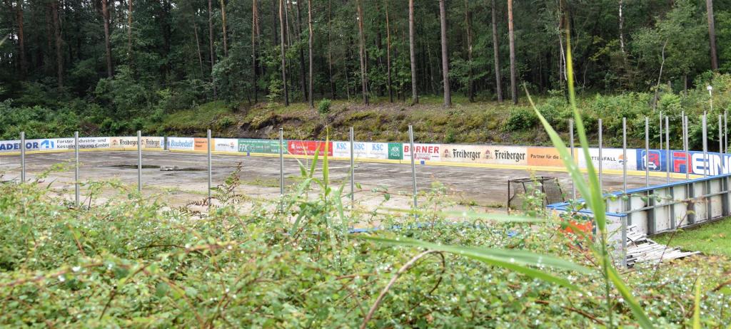 Neue Bande im Eisstadion Groß Düben