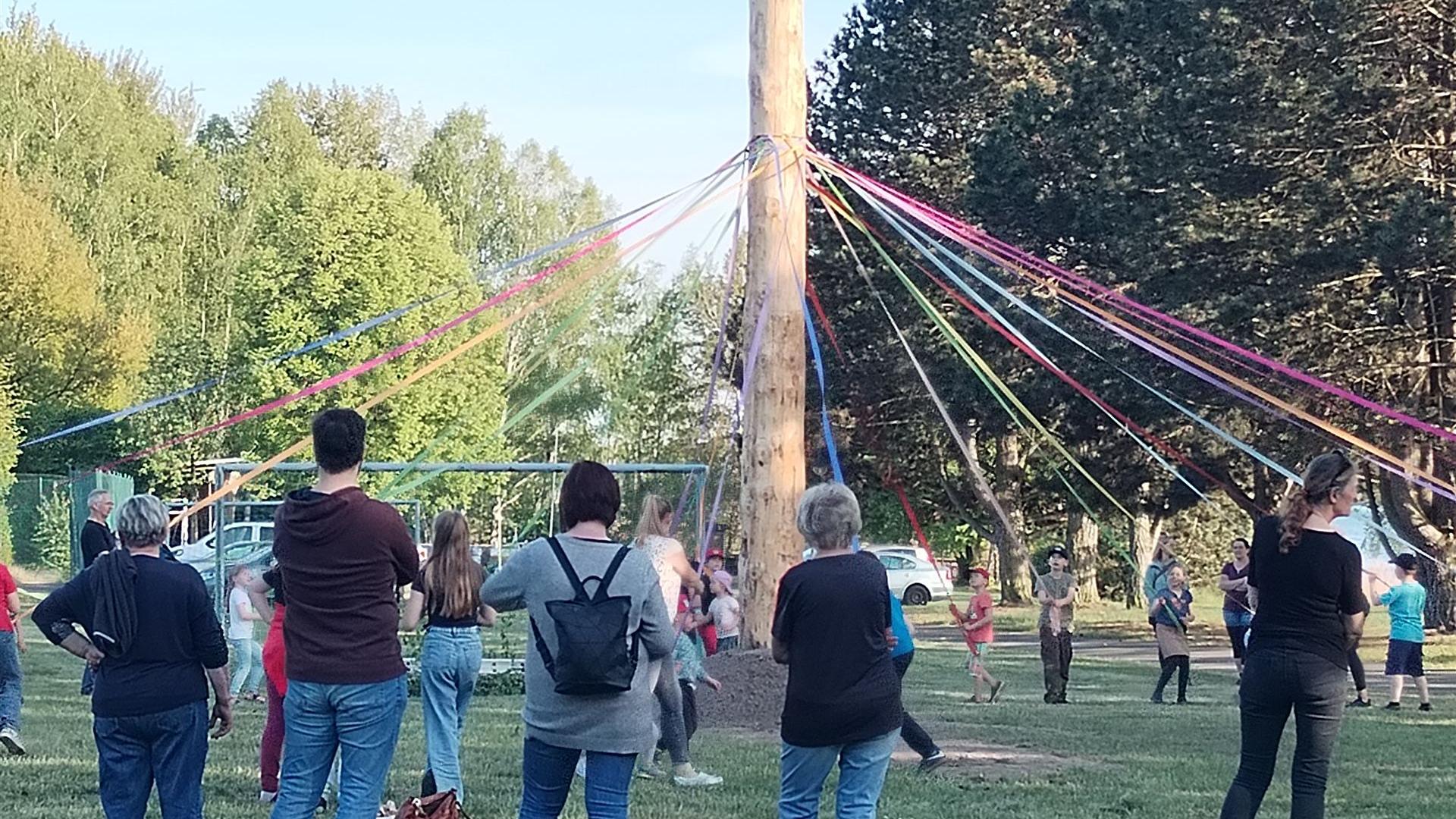 Maibaumstellen und Hexenbrennen Halbendorf 2025