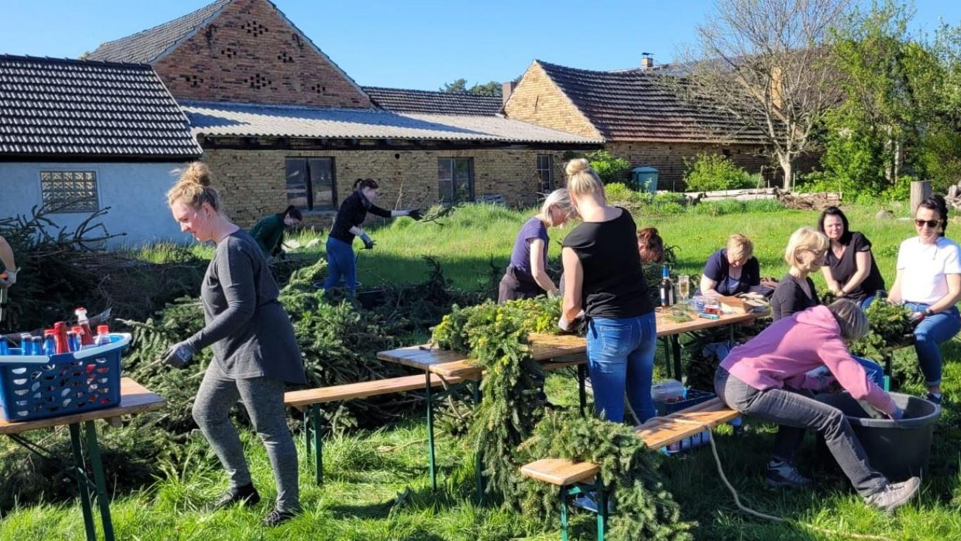 Girlande wickeln in Halbendorf 2025