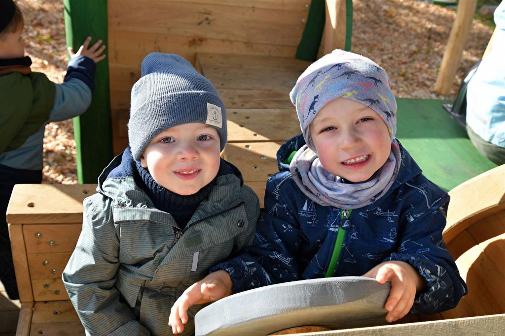 Kinder auf dem Spielplatz-Traktor