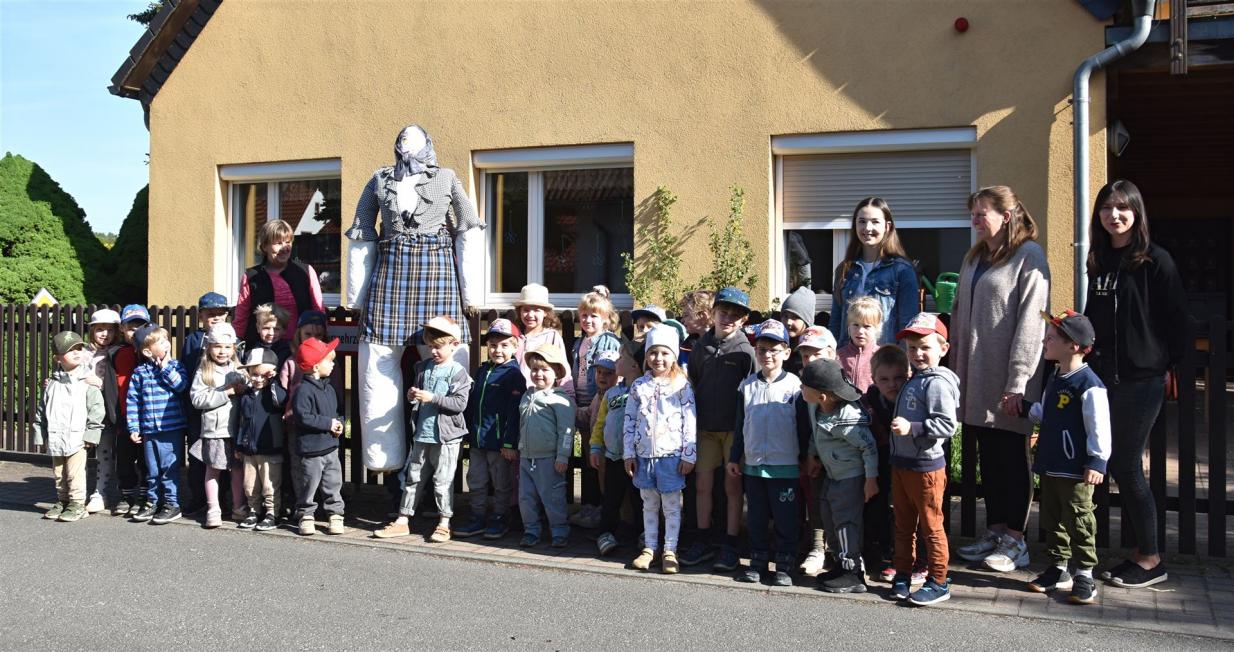 Kinder mit Hexe