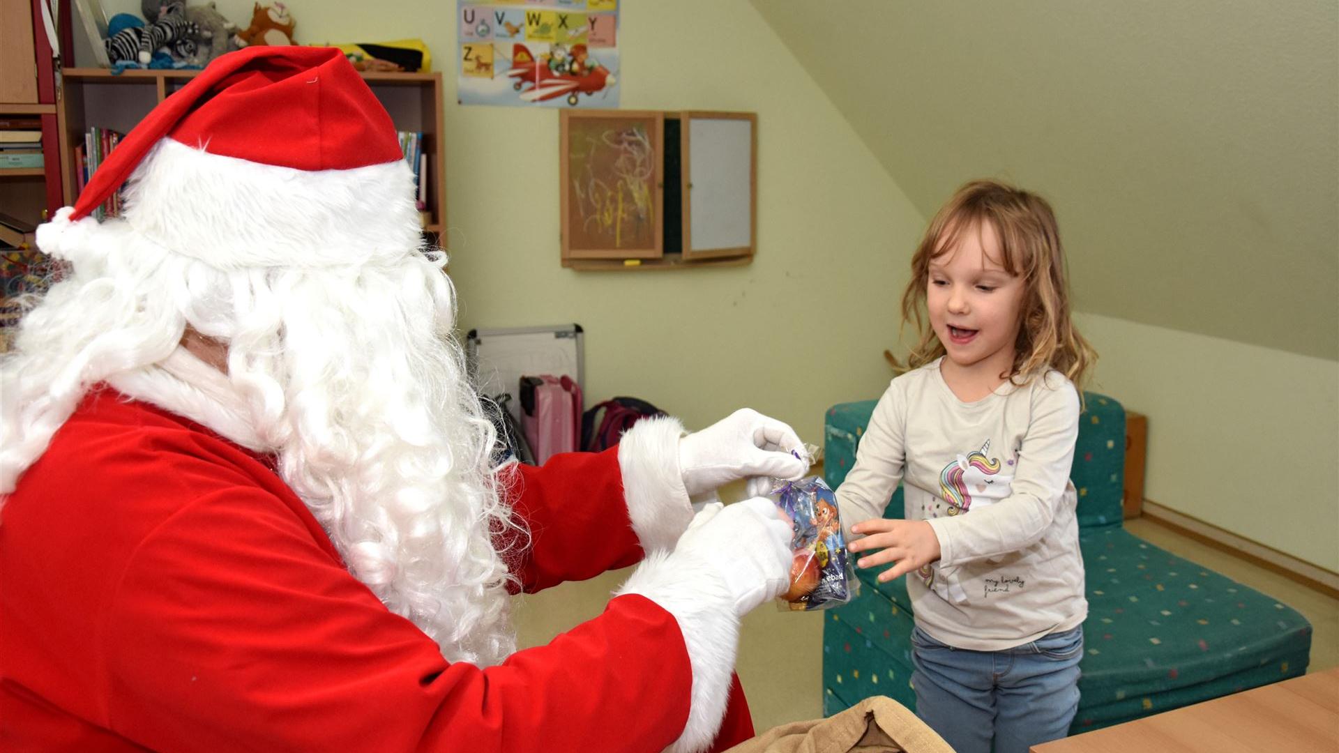 Weihnachtsmann bei den Schulanfängern