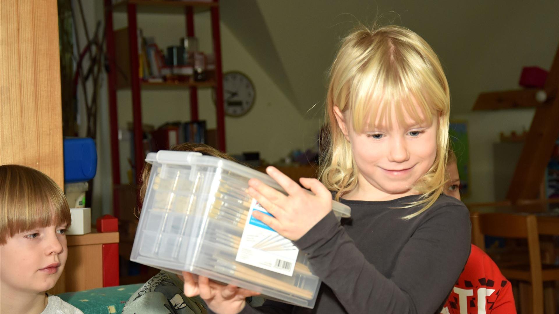 Weihnachtsmann bei den Schulanfängern