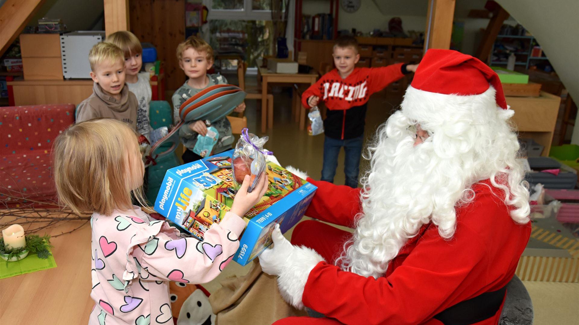 Weihnachtsmann bei den Schulanfängern