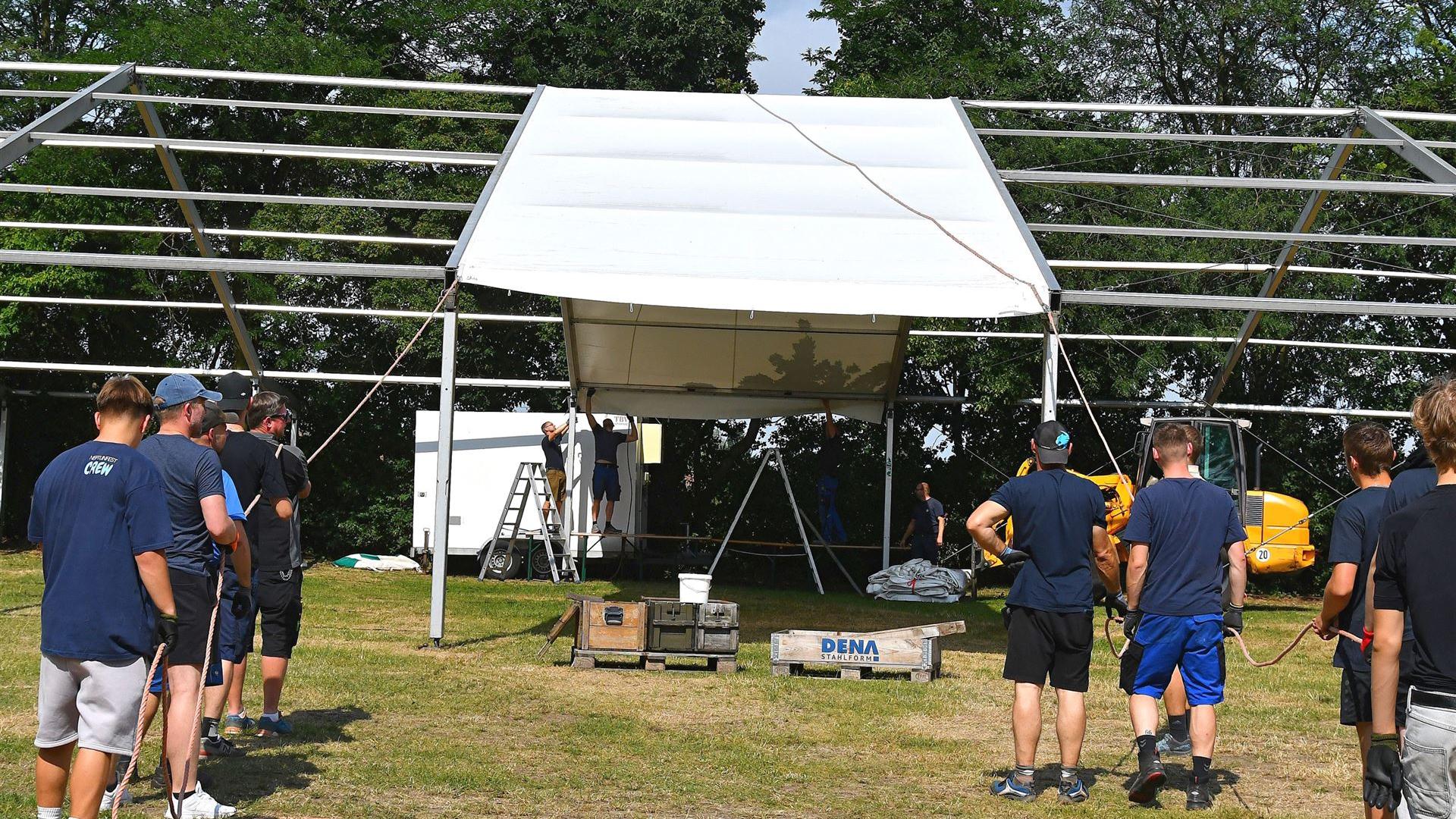 Festzeltaufbau am 15.07.2026