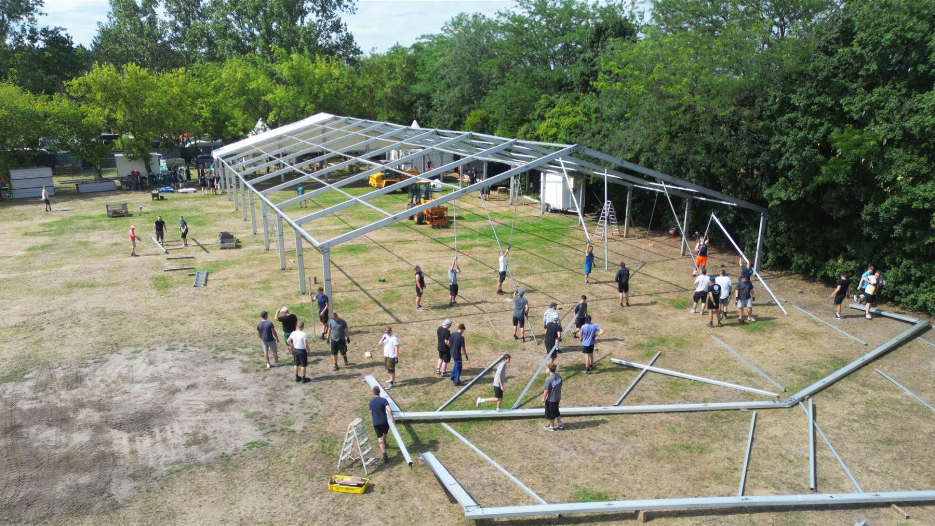 Festzeltaufbau am 15.07.2026