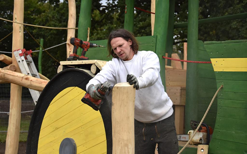 Letzte Arbeiten am Spielplatz Letzte Arbeiten am Spielplatz