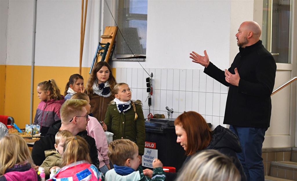 Bürgermeister gibt den Spielplatz frei