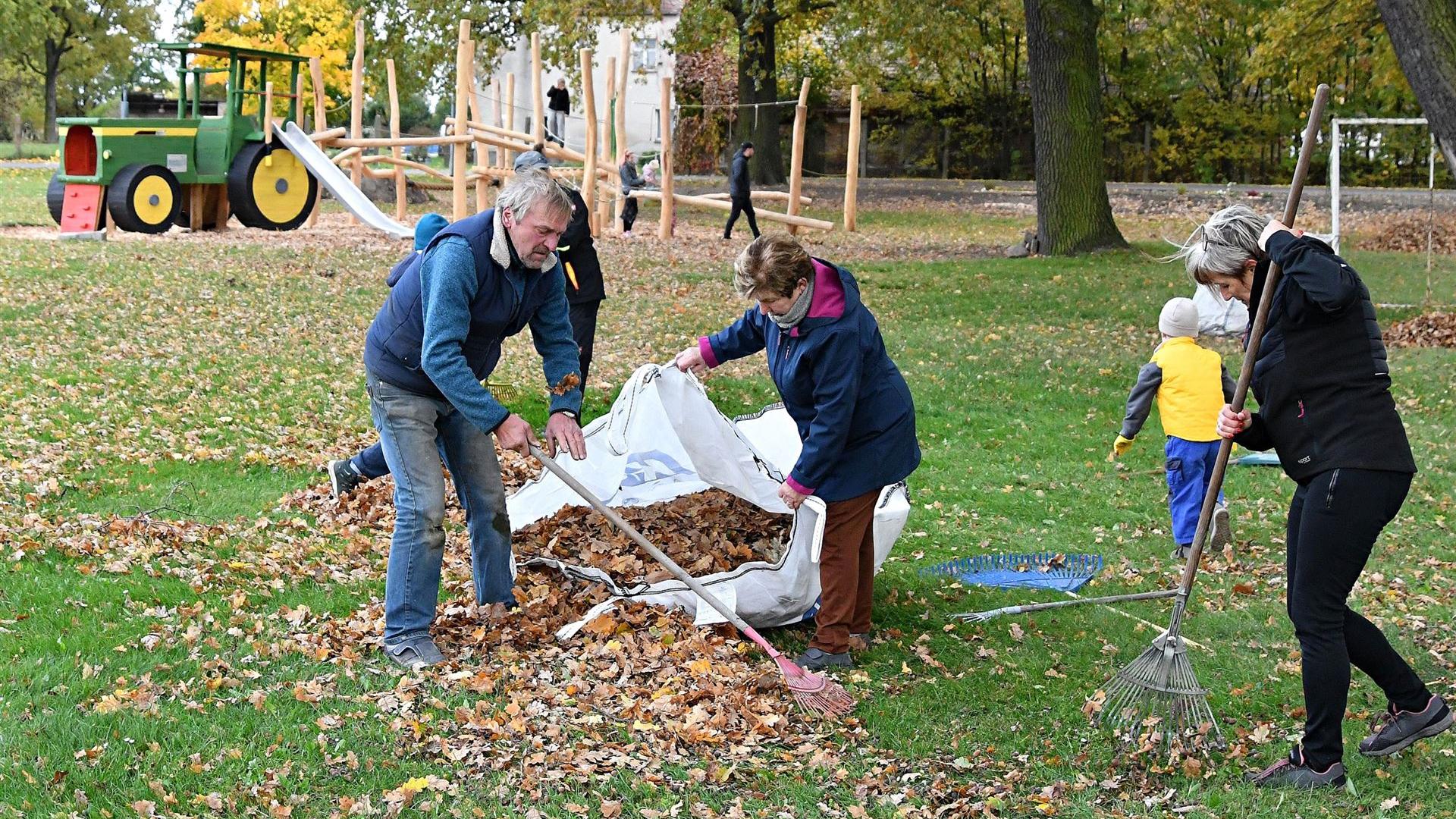 Laub harken zur Spielplatz-Einweihung