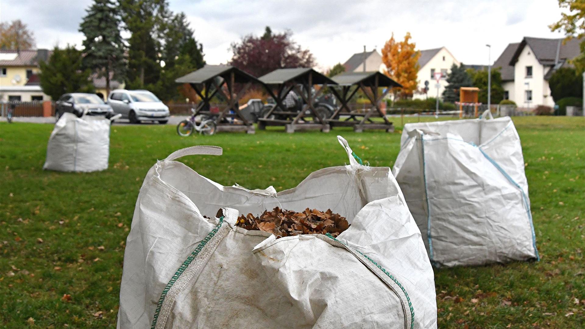 Laub harken zur Spielplatz-Einweihung