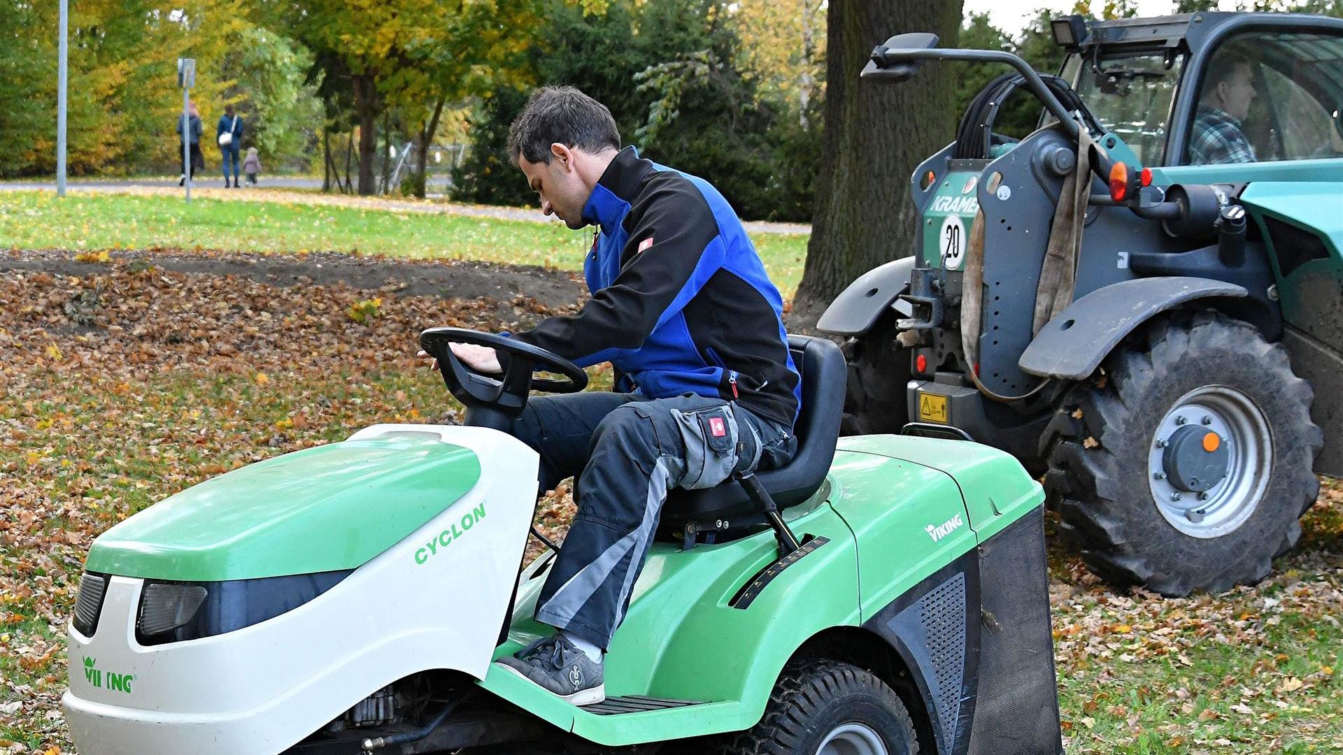 Laub harken zur Spielplatz-Einweihung
