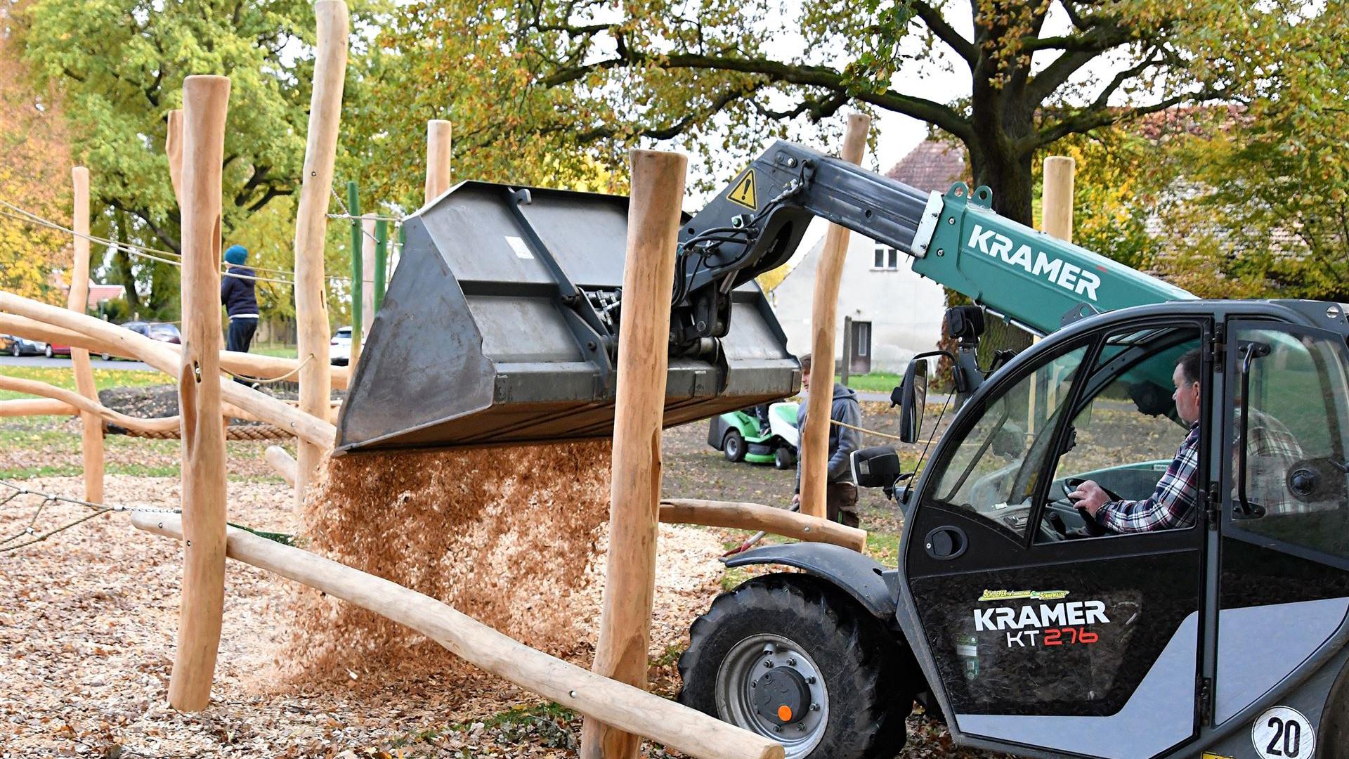 Laub harken zur Spielplatz-Einweihung