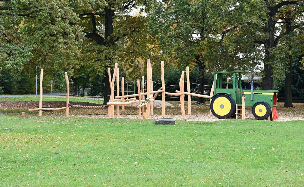 Spielplatzansicht von der Dorfstraße aus Richtung Halbendorf Spielplatzansicht von der Dorfstraße aus Richtung Halbendorf