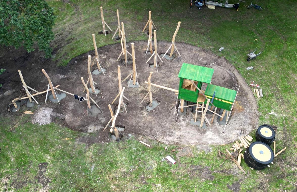 Betonierungs-Arbeiten der Holz-Elemente abgeschlossen  Betonierungs-Arbeiten der Holz-elemente abgeschlossen