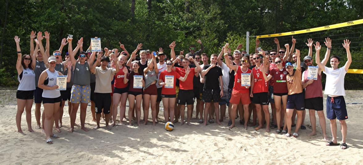 Alle Mannschaften beim Volleyball-Turnier am Waldsee 2025