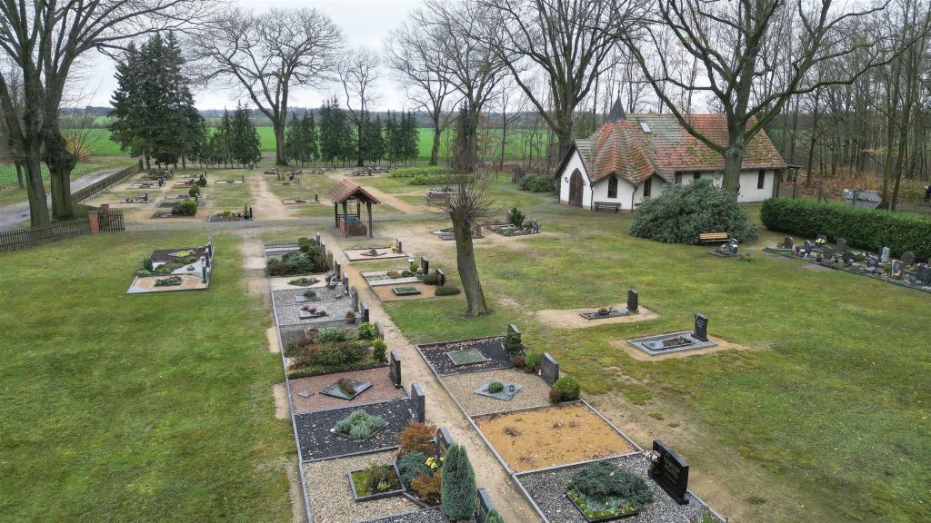 Sauberer Friedhof am 14.11.2025