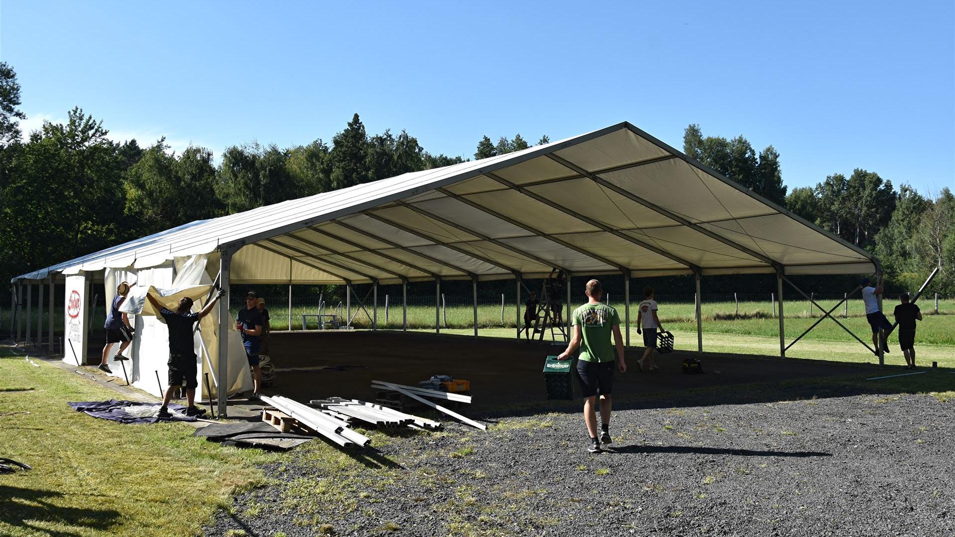 Zeltaufbau zum Dorffest 2025