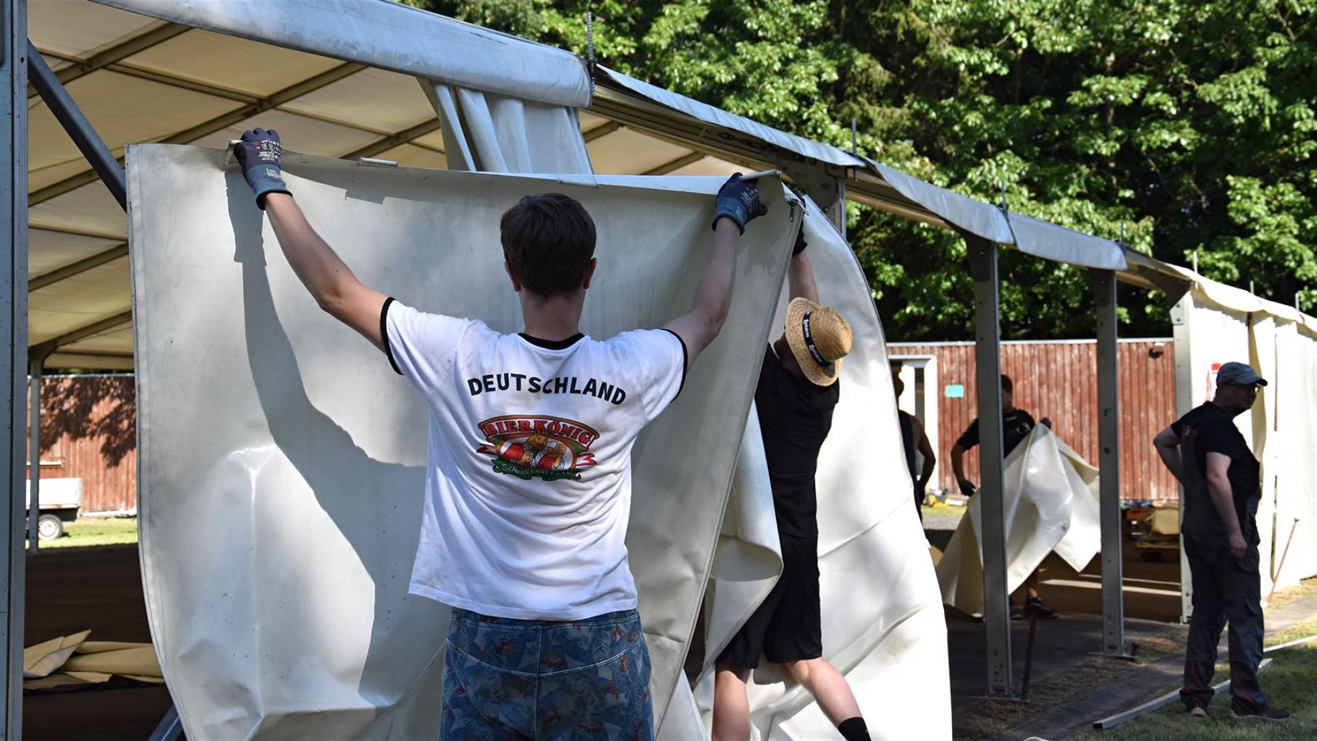 Zeltaufbau zum Dorffest 2025