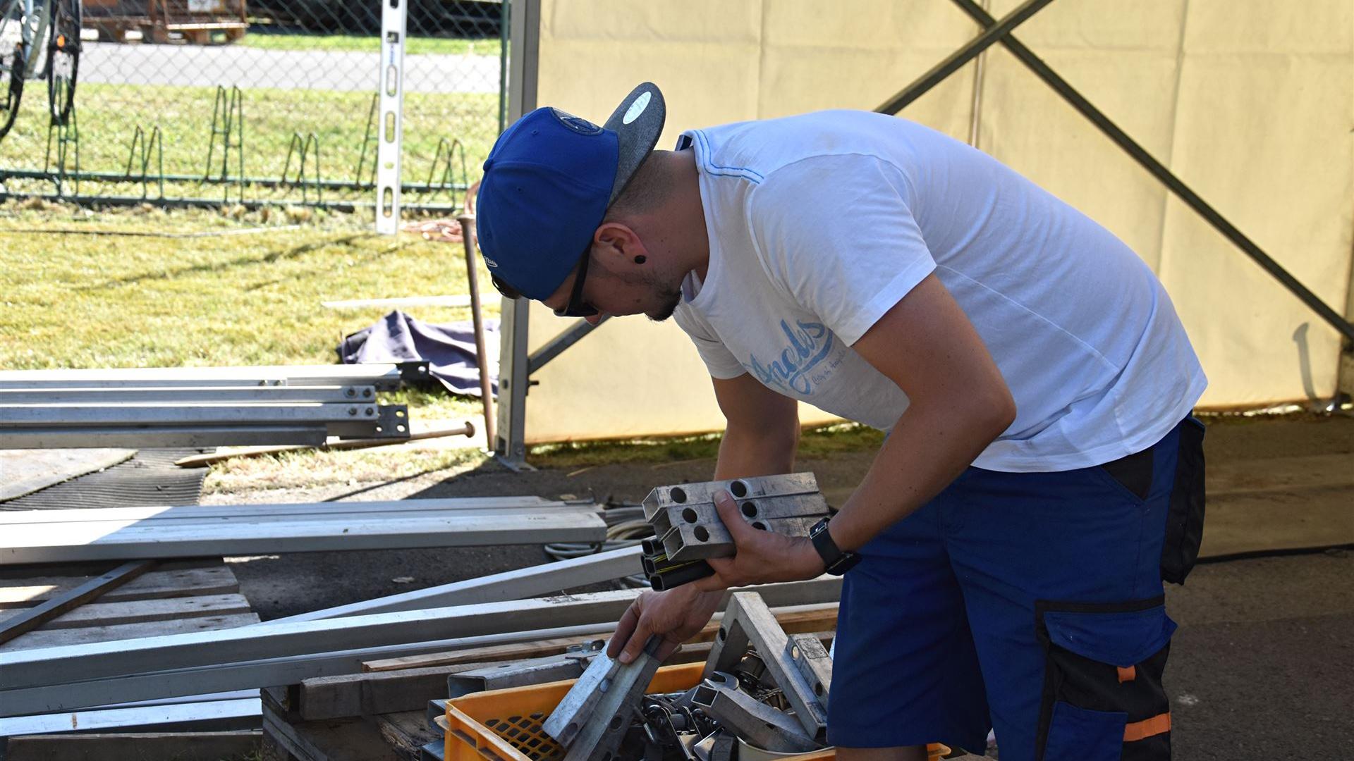 Zeltaufbau zum Dorffest 2025